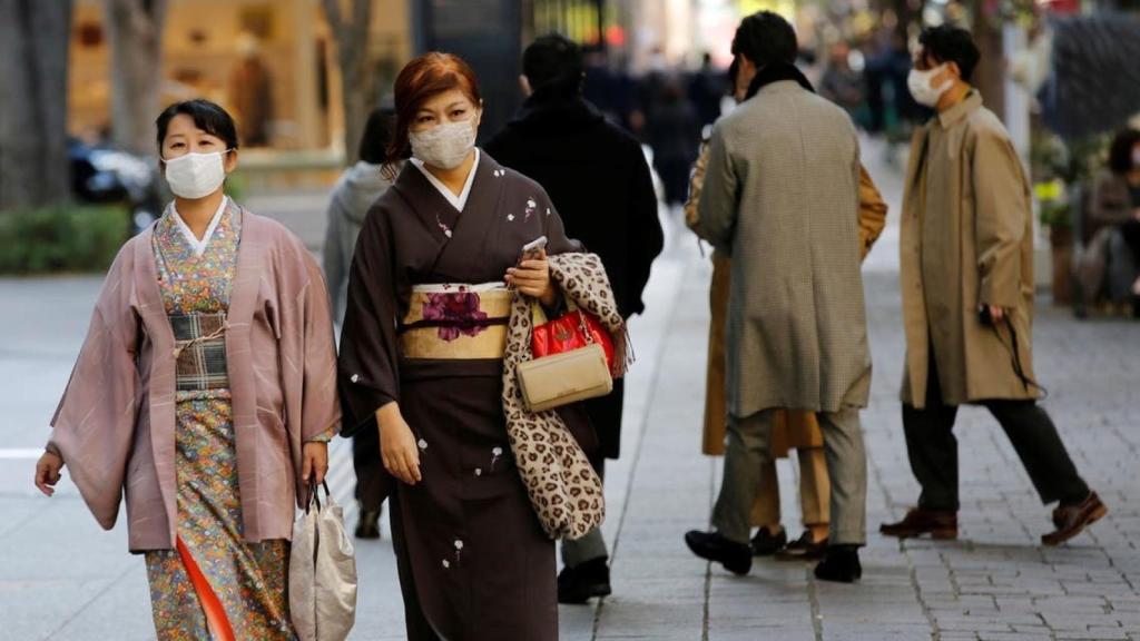 Dos mujeres caminan por Tokio, en Japón.