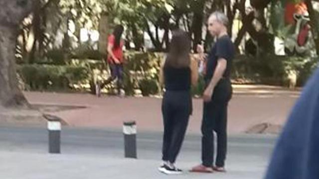 Hugo López-Gatell con su pareja en la calle tras haber dado positivo.