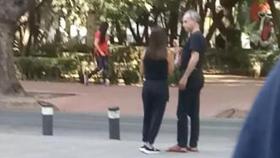 Hugo López-Gatell con su pareja en la calle tras haber dado positivo.