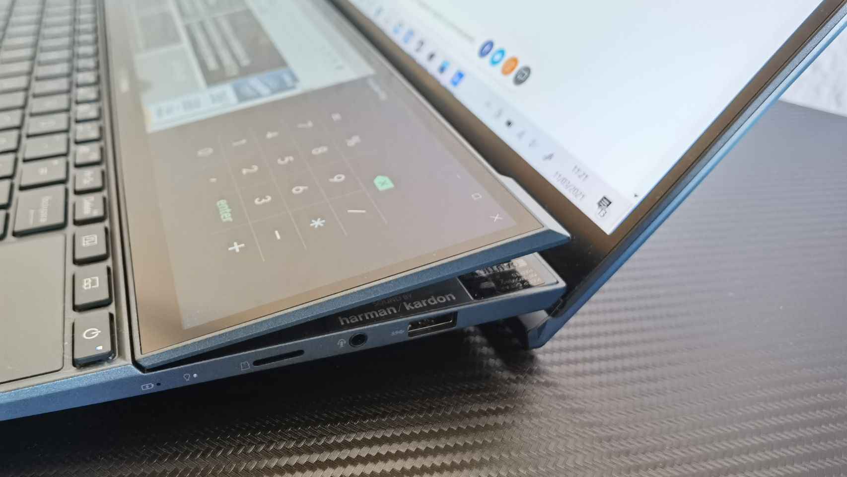 La segunda pantalla del Asus ZenBook Duo se eleva automáticamente