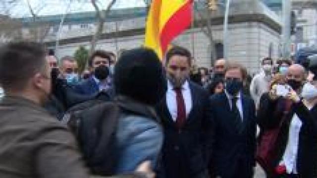 El momento en el que el hombre se acerca a Santiago Abascal.