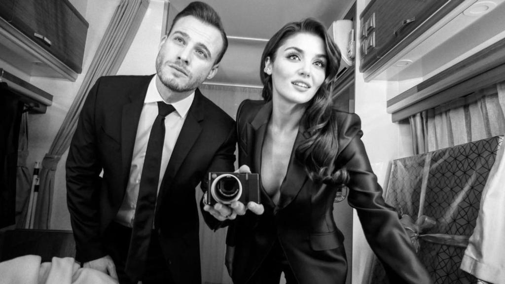 Kerem en una imagen junto a su compañera de reparto Hande Erçel