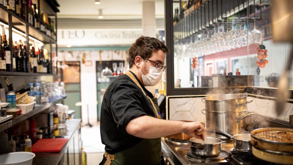 El cocinero profesional Toni Souto preparando los arroces en el fogones del Bistrot Oh Délice.