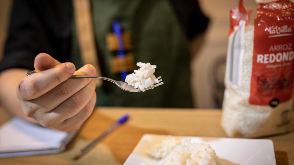 El cocinero muestra como el arroz de Aldi está apelmazado y parece una pelota.