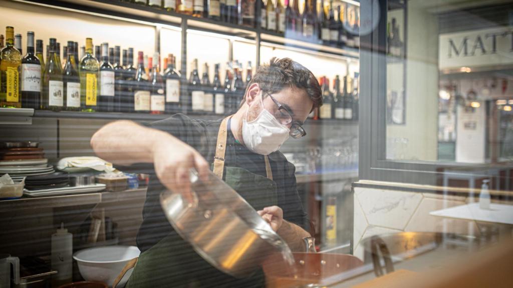 En la cocina del Bistrot Oh Délice, el cocinero Toni vierte el agua hirviendo para cocer los arroces.