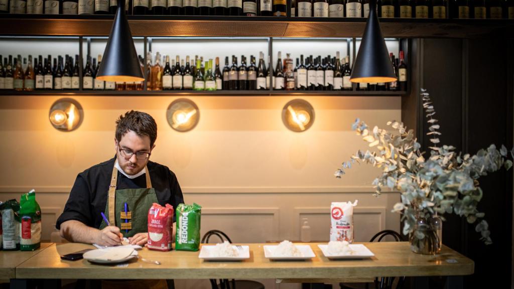 El cocinero Toni, tras probar cada arroz, apunta sus impresiones y valoraciones en una libreta.