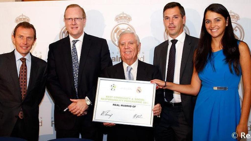 A la derecha, Paulina Sánchez del Río Nájera, tras firmar una colaboración entre HSBC y el Real Madrid en 2014.