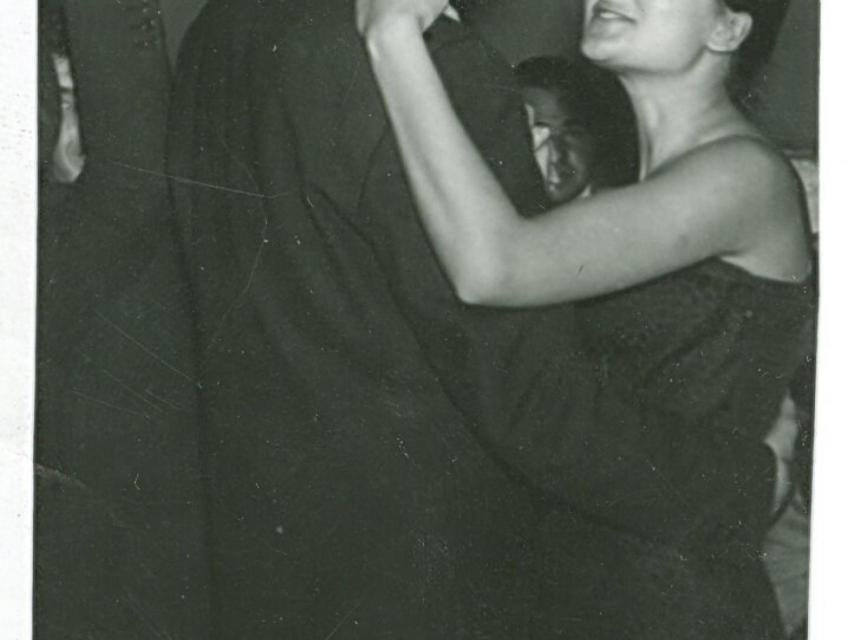 Paco Umbral y María España, jóvenes, bailando.