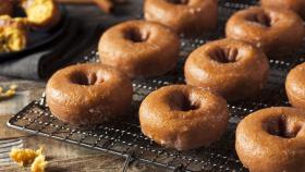 Una bandeja con donuts recién horneados.