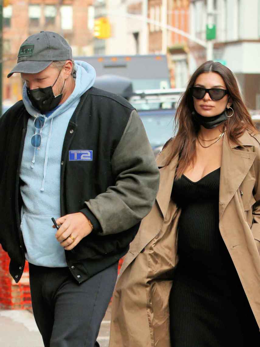 Emily Ratajkowski junto a su marido en las calles de Nueva York, durante su embarazo.