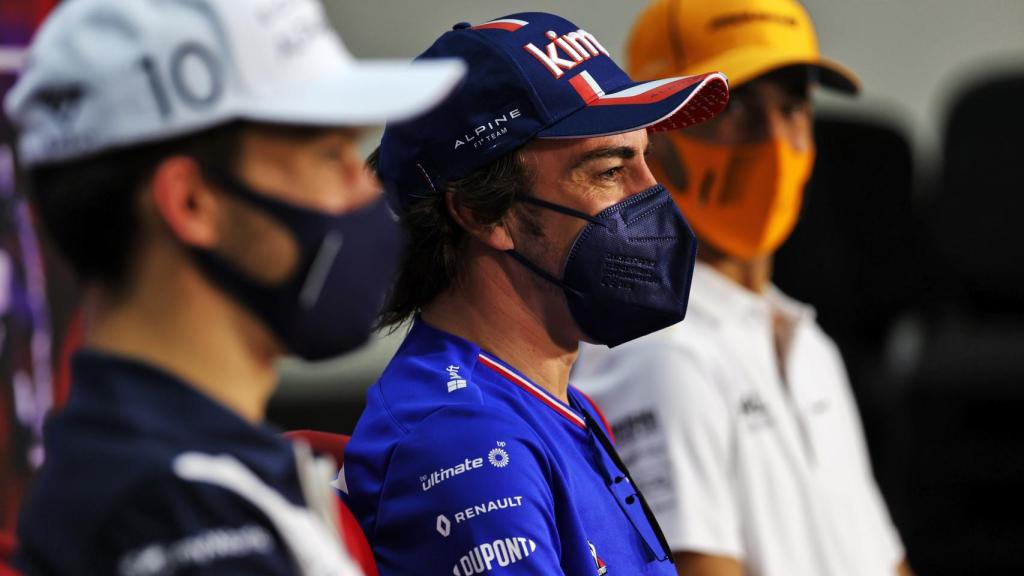 Fernando Alonso, Ricciardo y Gasly en la rueda de prensa de los test de Bahrein de F1