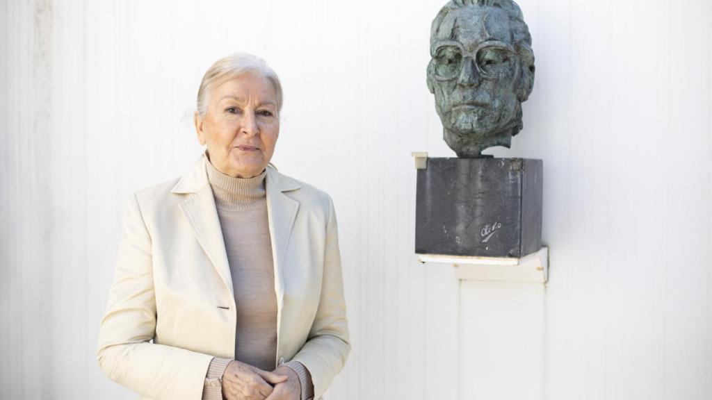 María España Suárez, junto a una escultura de su marido, Francisco Umbral.