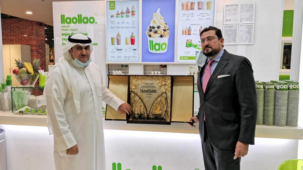 El embajador de España en Kuwait, Miguel José Moro (1d), en la inauguración en el centro comercial The Mall, Abdul Razak Complex.