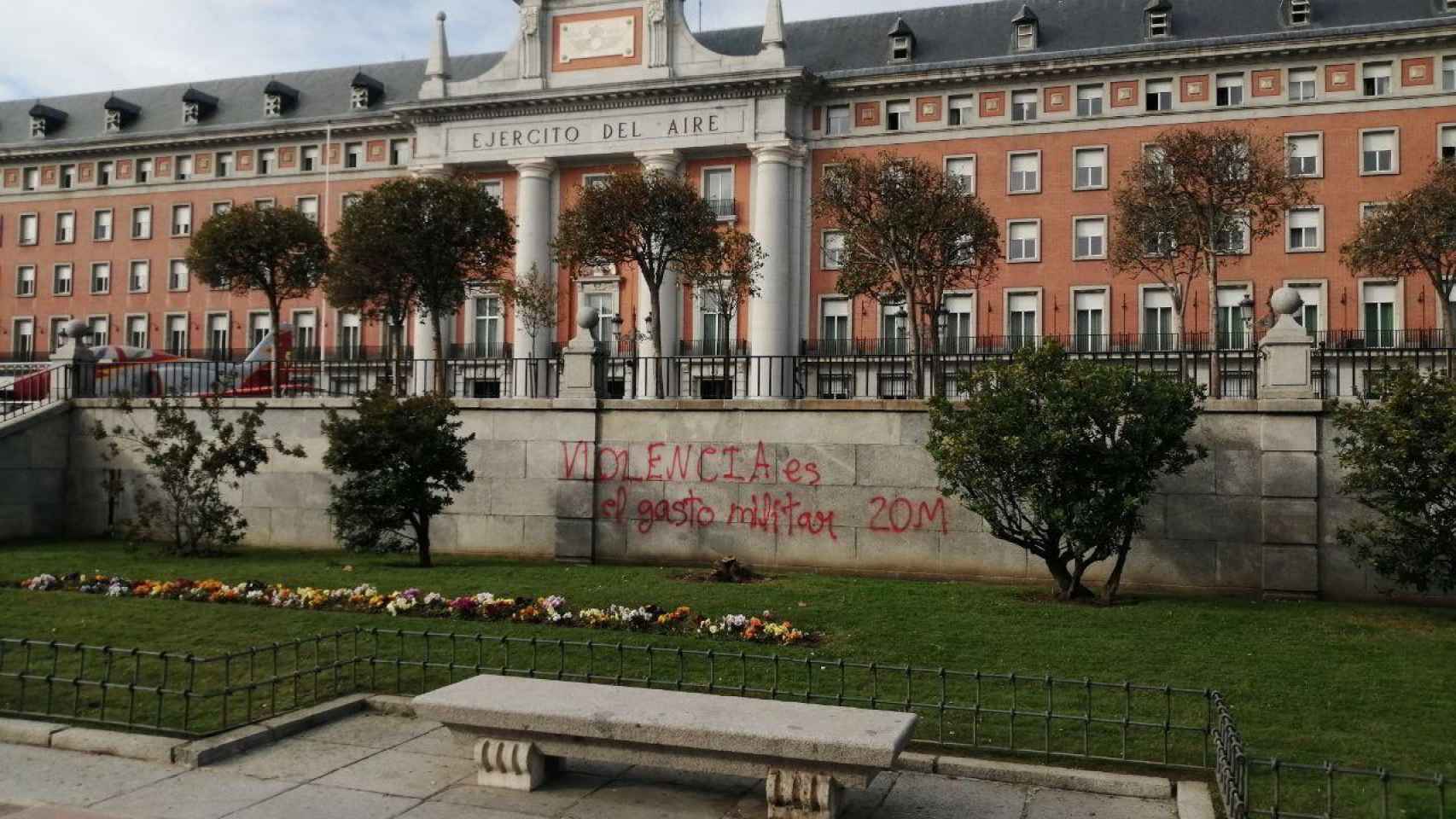 Pintada en el edificio histórico del Cuartel General del Ejército del Aire de Madrid