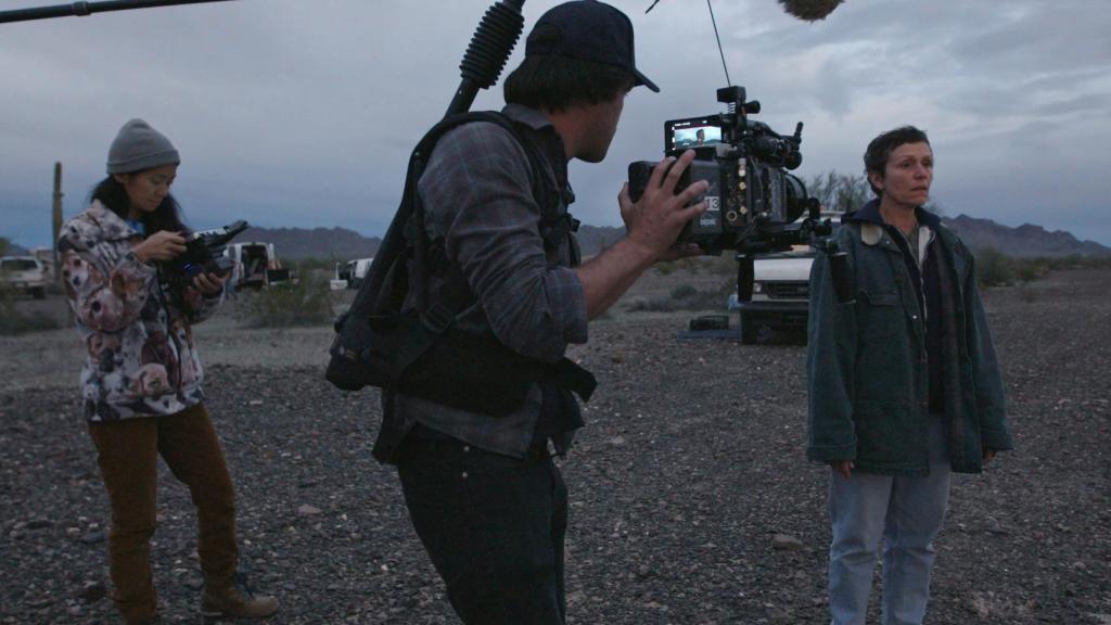 Chloé Zhao en el rodaje de 'Nomadland'.
