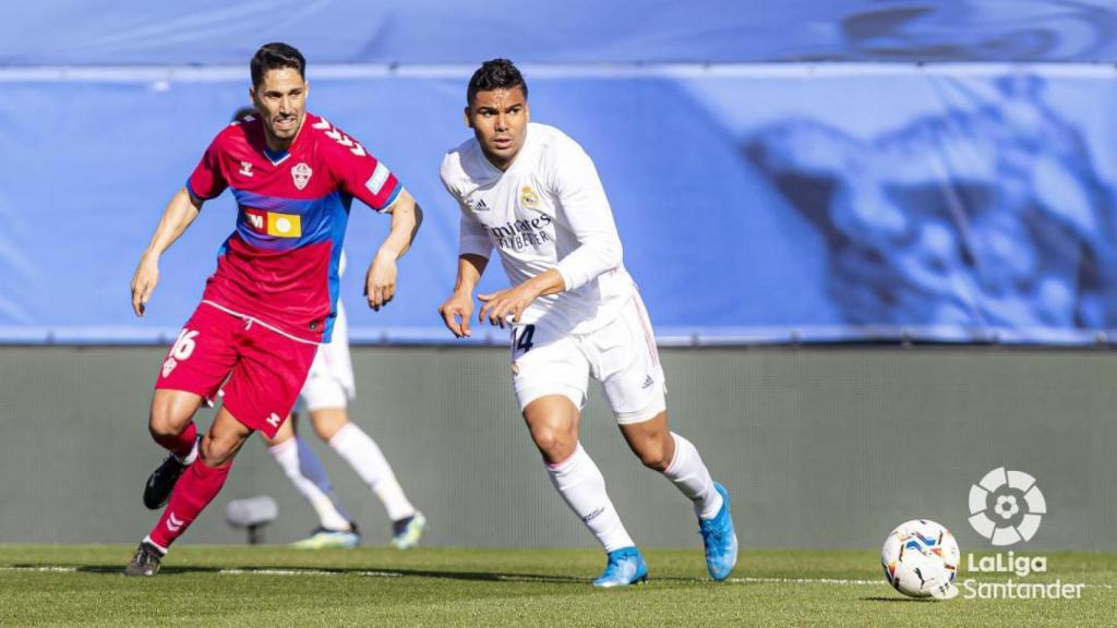 Casemiro conduce el balón, en el Real Madrid - Elche de La Liga