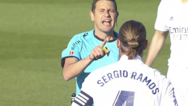 Sergio Ramos protesta a Figueroa Vázquez por un penalti no pitado