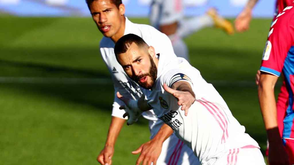 Karim Benzema celebra su gol al Elche