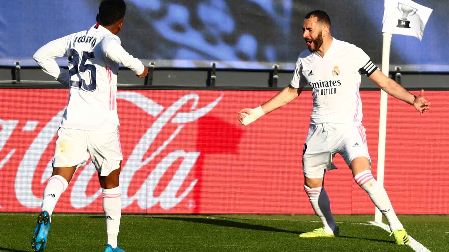 Karim Benzema celebra el gol de la victoria del Real Madrid al Elche