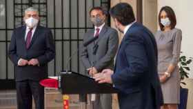 El presidente de Murcia Fernando López Miras (2d) durante la toma de posesión de los nuevos consejeros, Valle Miguelez (d), Francisco Alvarez (i) y Antonio sánchez.