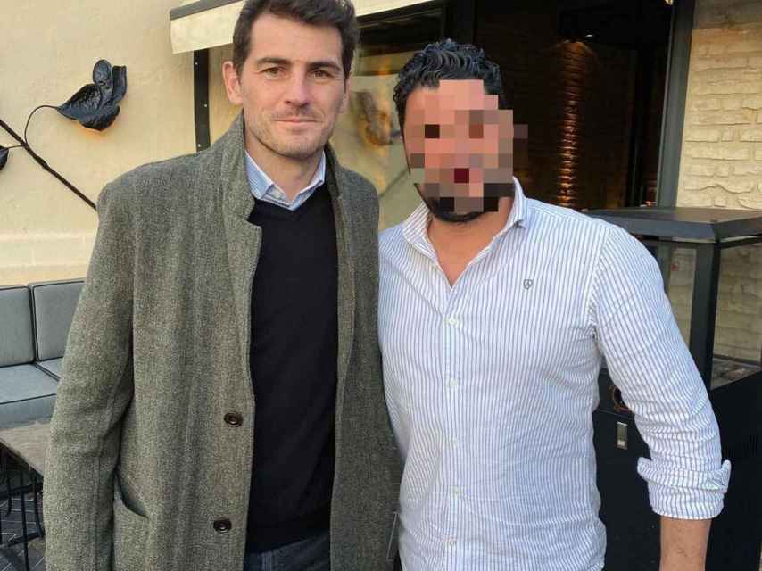 Iker Casillas se tomó una foto a la salida del restaurante.