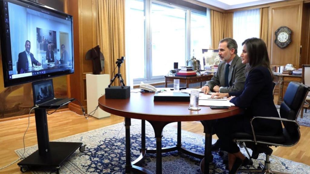 Los reyes durante una teleconferencia con Juan Roig, cabeza de Mercadona.