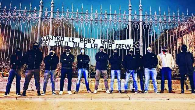 Miembros de Blackflag junto a un cartel que dice: Contra las 'pandillas de bebés' solo estás tú y tu equipo.