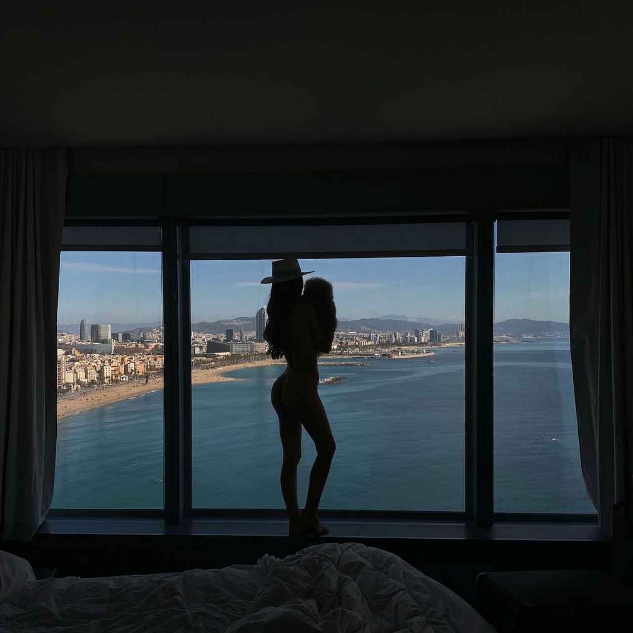 Violeta posa delante del ventanal de la suite en la que ha pasado el fin de semana con Fabio.