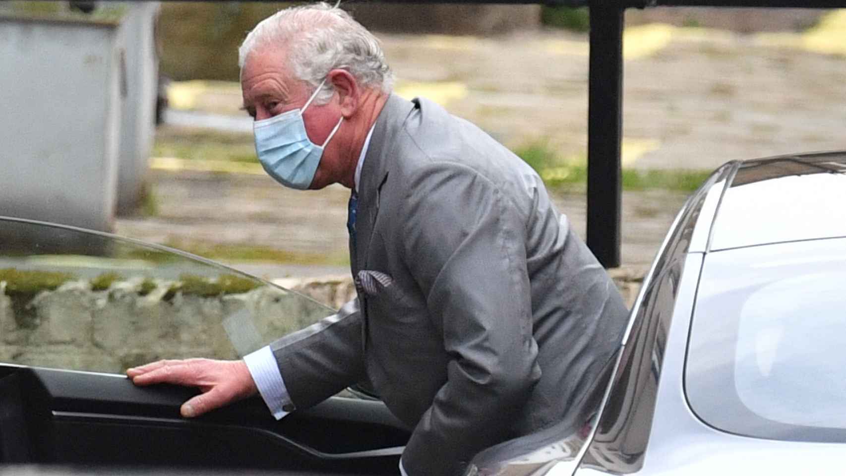 El príncipe Carlos minutos antes de visitar a su padre en el hospital.