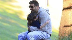 Ricky Martin, abrazando a su hijo Mateo en Australia.
