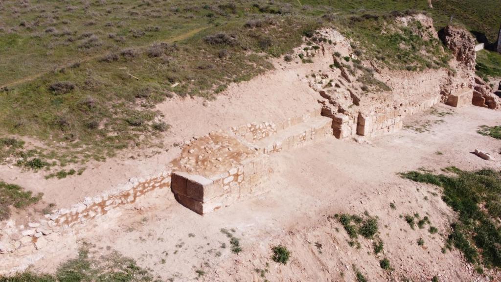 Tramo de muralla de la fortaleza de Alcalá la Vieja tras las nuevas excavaciones.