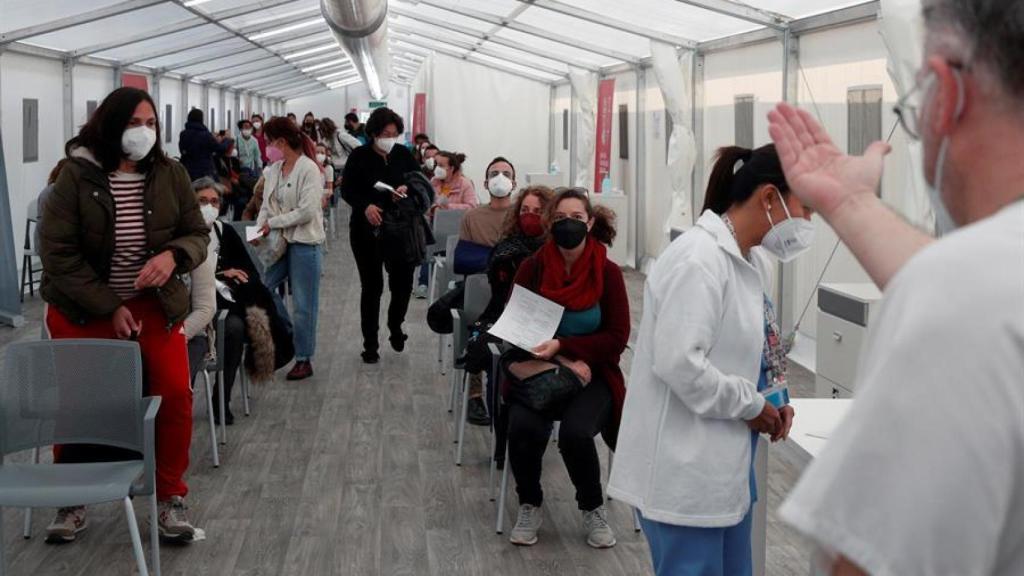 Docentes valencianos a la espera de ser vacunados este lunes con Astrazeneca.