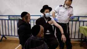 Un judío ultraortodoxo siendo vacunado contra la Covid-19 en Israel.