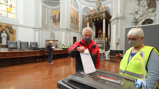 Los grupos de riesgo empiezan a votar este lunes en Holanda.