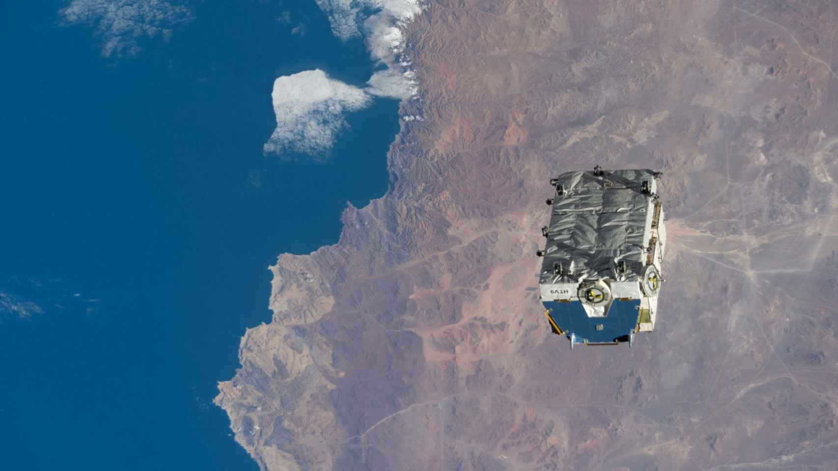 Un contenedor de baterías entra en órbita terrestre desde la ISS