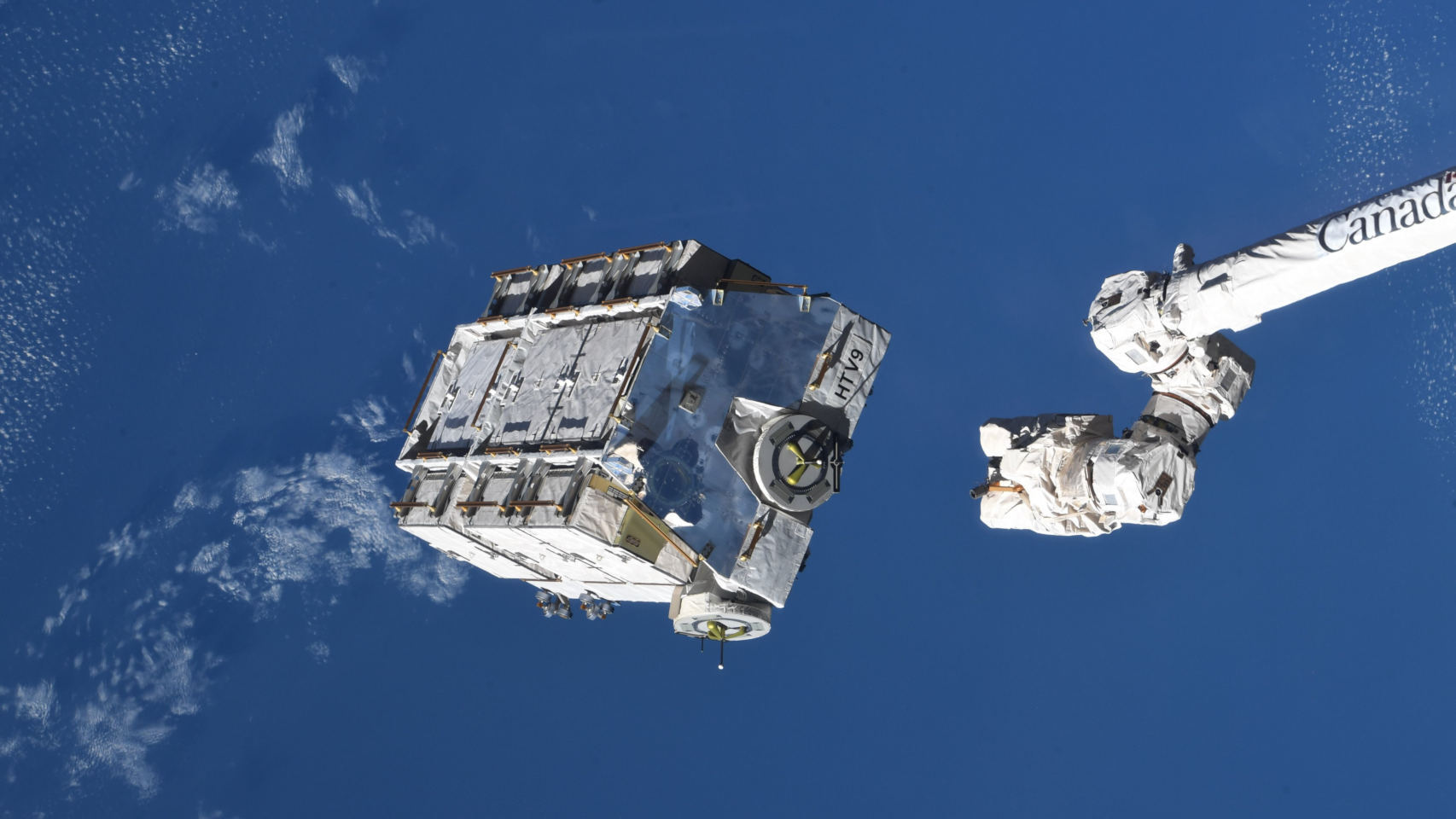 Un contenedor repleto de baterías es soltado desde la Estación Espacial Internacional