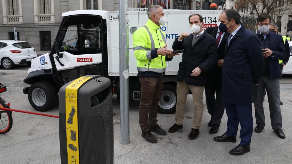 Una papelera con sensor para bolsas para excrementos de perros en Madrid.