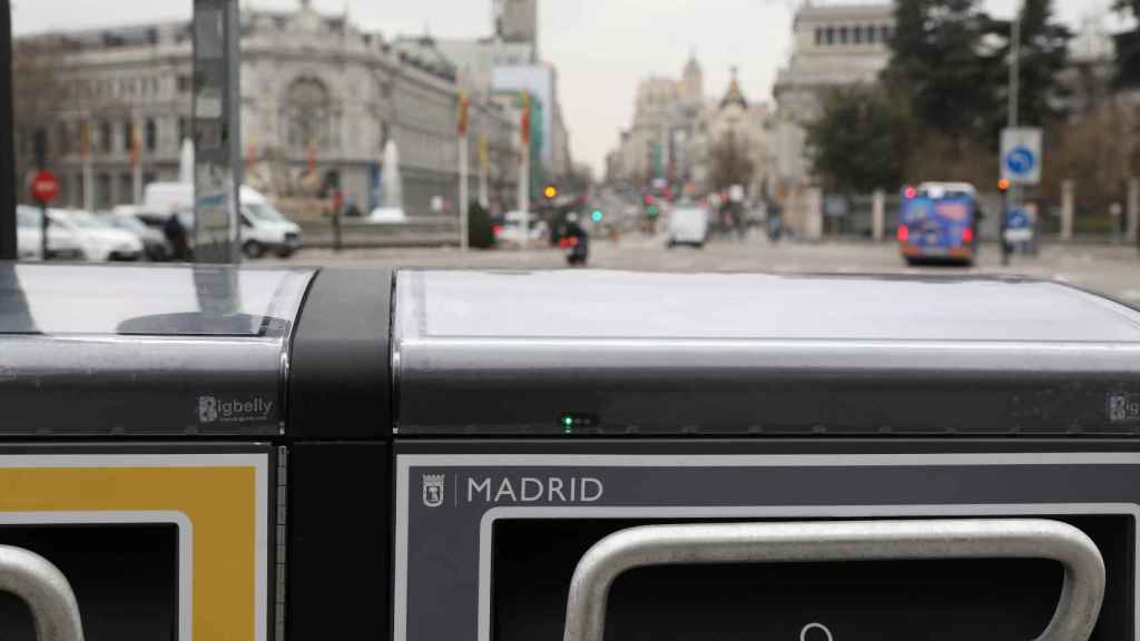 Las nuevas papeleras inteligentes con placas solares de Madrid.