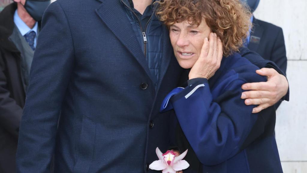 Rosa, madre de Álex Casademunt, junto a su hijo Joan en el funeral del cantante.