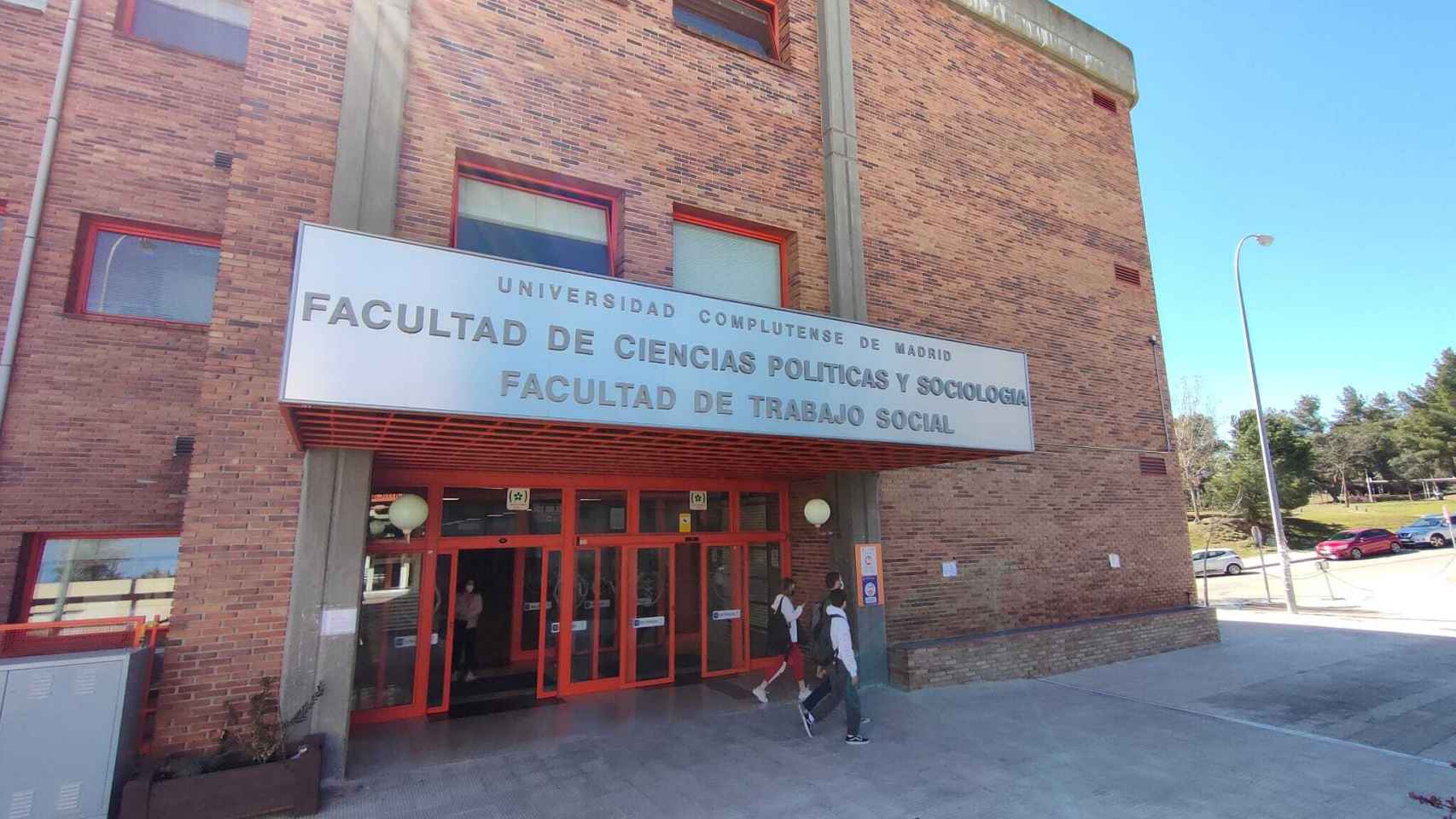 La entrada a la Facultad de Ciencias Políticas y Sociología de la UCM.