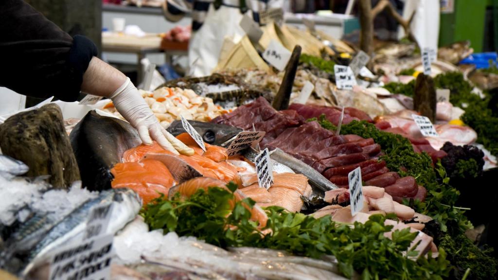 Una pescadería con distintos tipos de pescado.