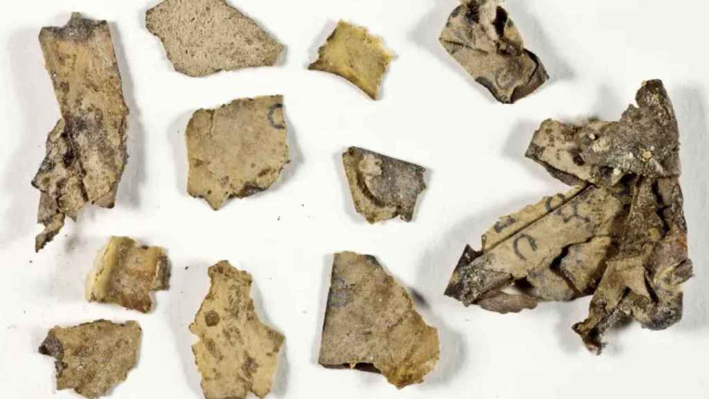 Partes del fragmento bíblico hallado en la cueva del desierto de Judea.