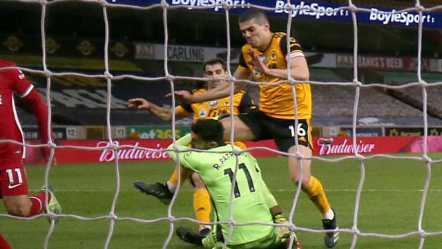 Rui Patricio choca con Conor Coady en el duelo entre el Wolverhampton Wanderers - Liverpool