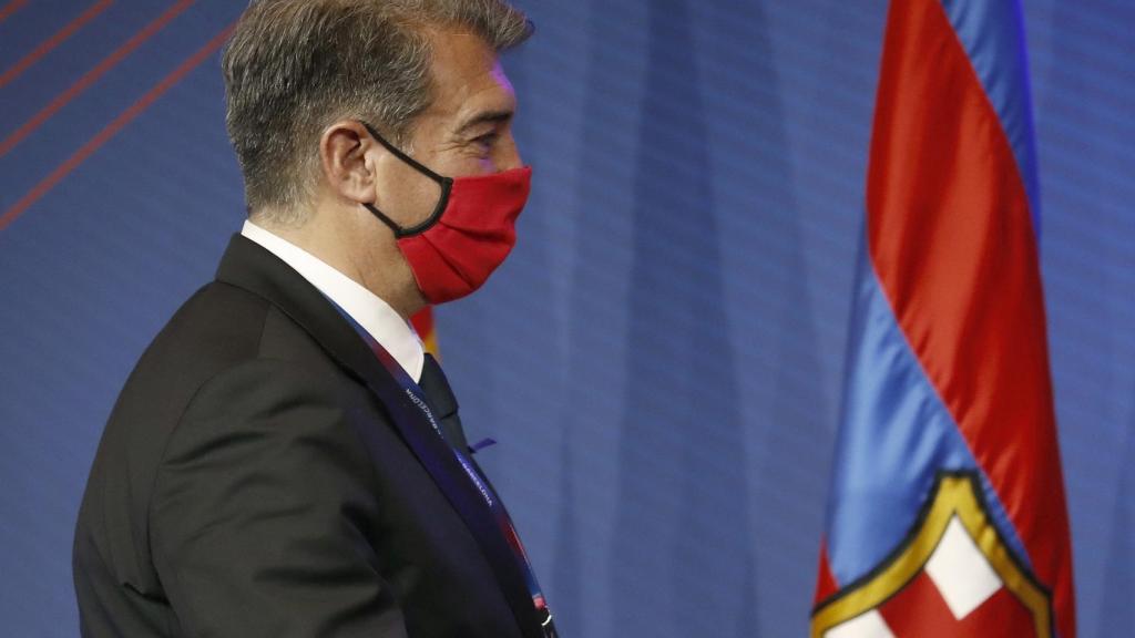 Joan Laporta y una bandera del Barça
