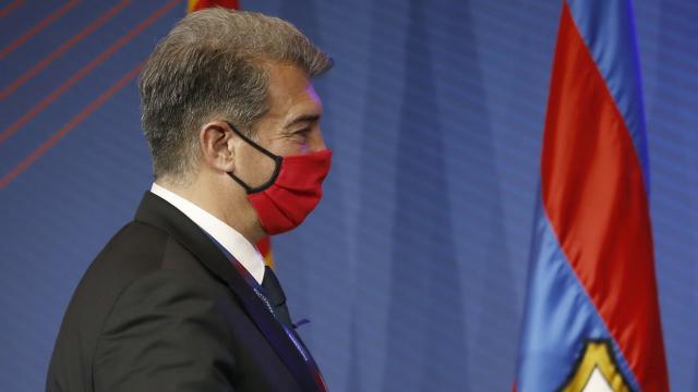 Joan Laporta y una bandera del Barça