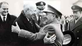 El-famoso-abrazo-entre-Eisenhower-y-Franco-en-la-base-deTorrejón-en1959