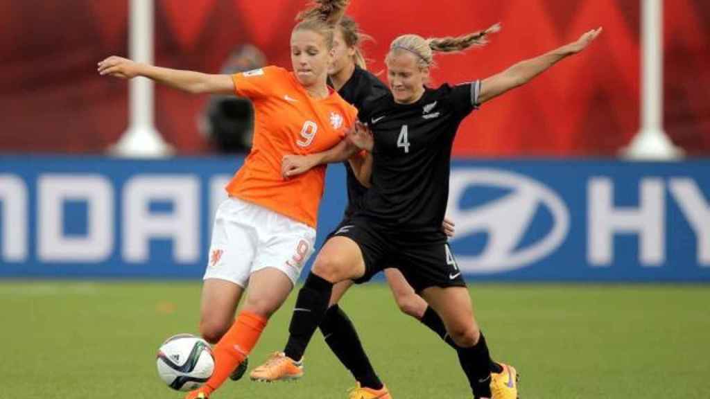 Vivianne Miedema y Katie Duncan, durante un partido entre Holanda y Nueva Zelanda en 2015