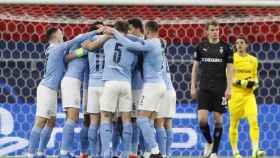 Piña de los jugadores del Manchester City para celebrar el gol ante el Gladbach