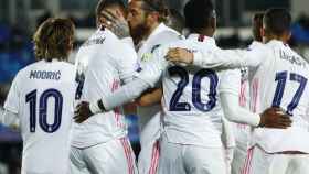 Los jugadores del Real Madrid felicitan a Benzema por su gol al Atalanta