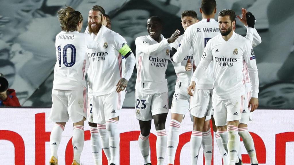 Luka Modric felicita a Sergio Ramos por su gol al Atalanta